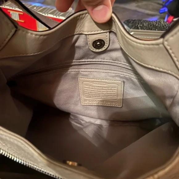 Soho Coach Gray and Cream soho bag - Picture 12 of 13